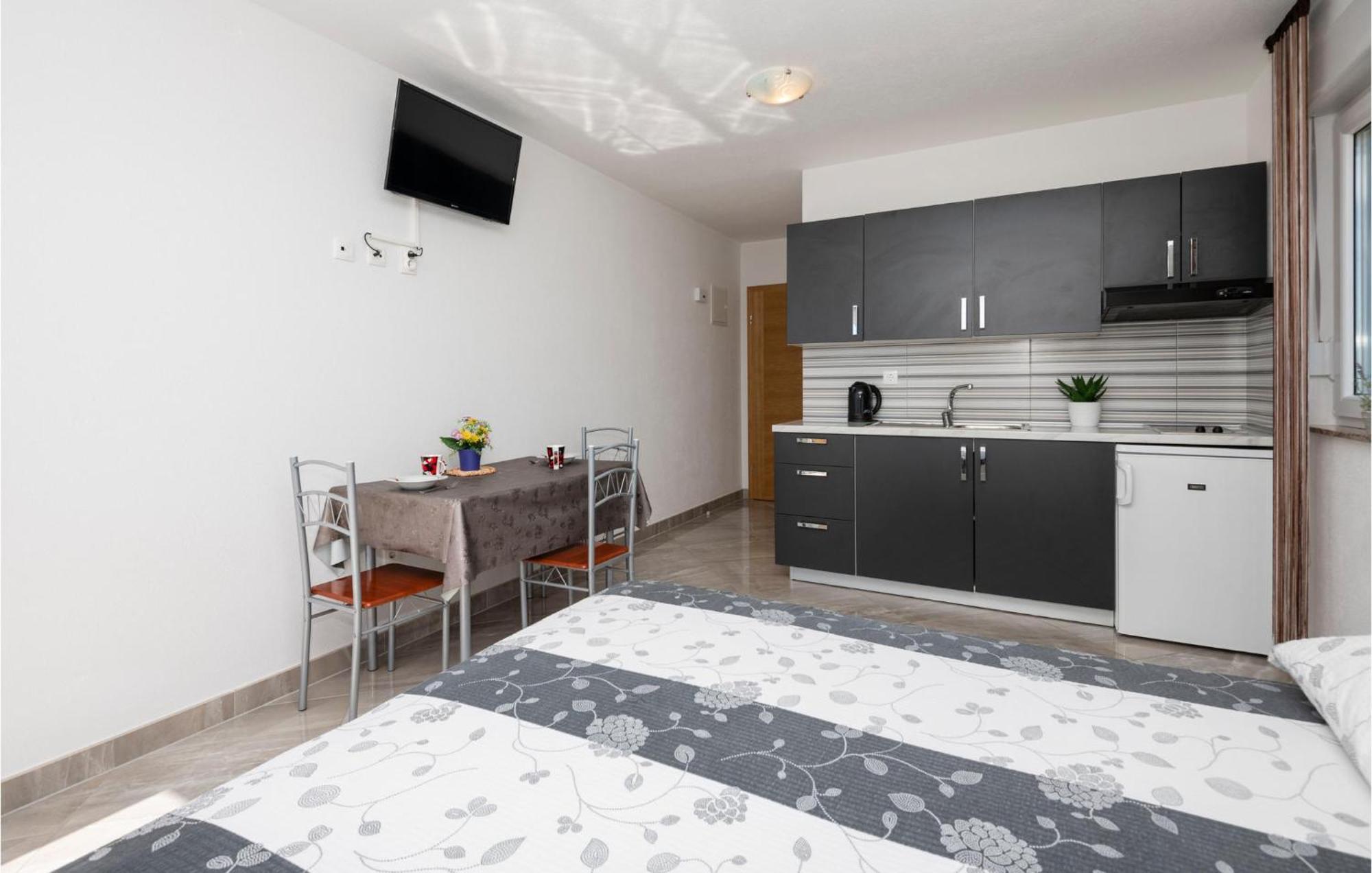Stunning Apartment In Krvavica With Kitchen Εξωτερικό φωτογραφία