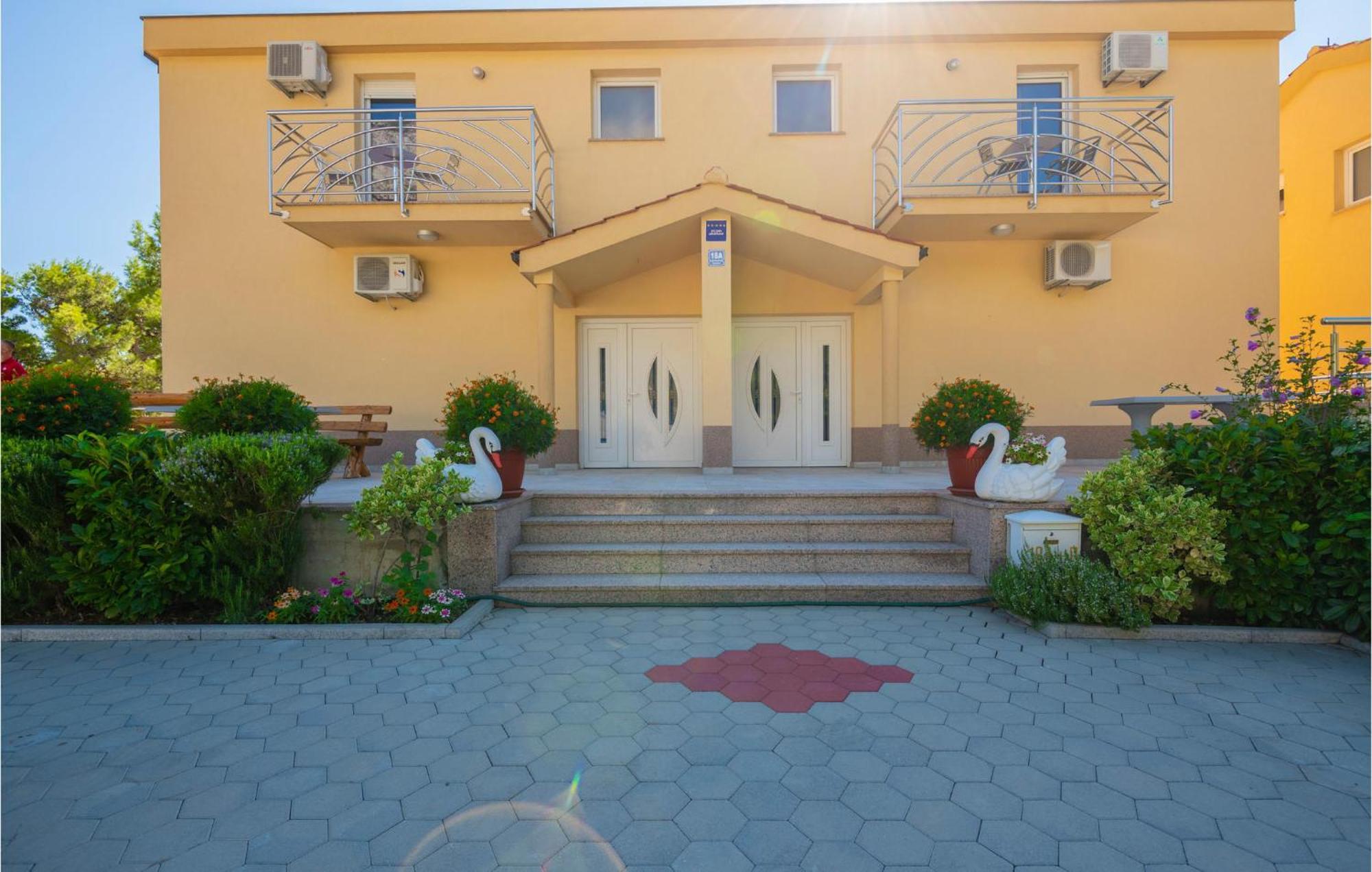 Stunning Apartment In Krvavica With Kitchen Εξωτερικό φωτογραφία